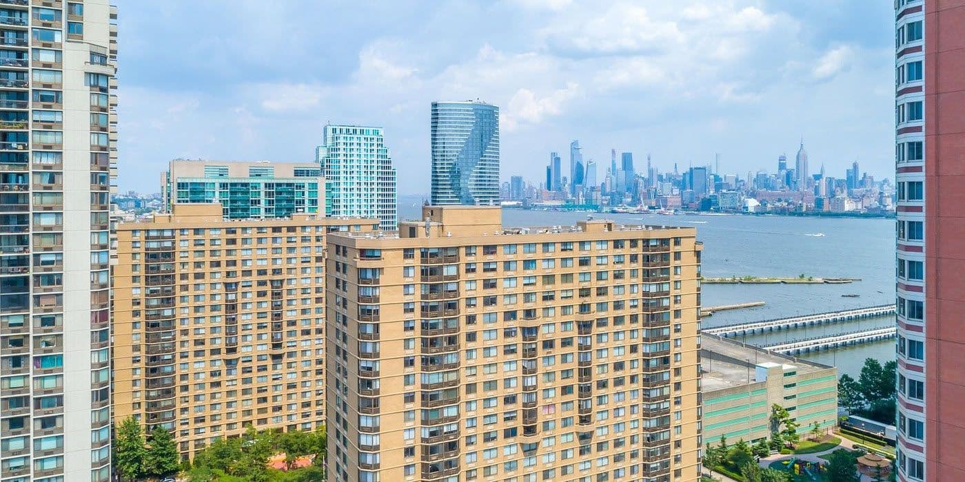 Waterside Square South apartment building in Newport / Newport Square, Jersey City, NJ